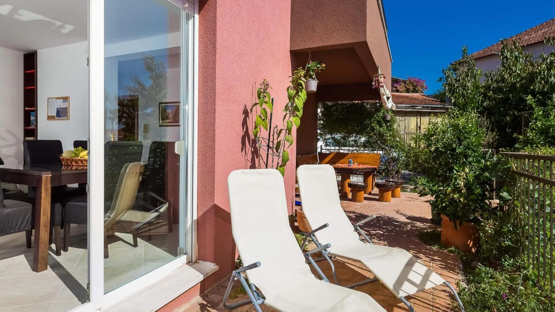 Elegant Hideaway Apartment With Pool Trogir