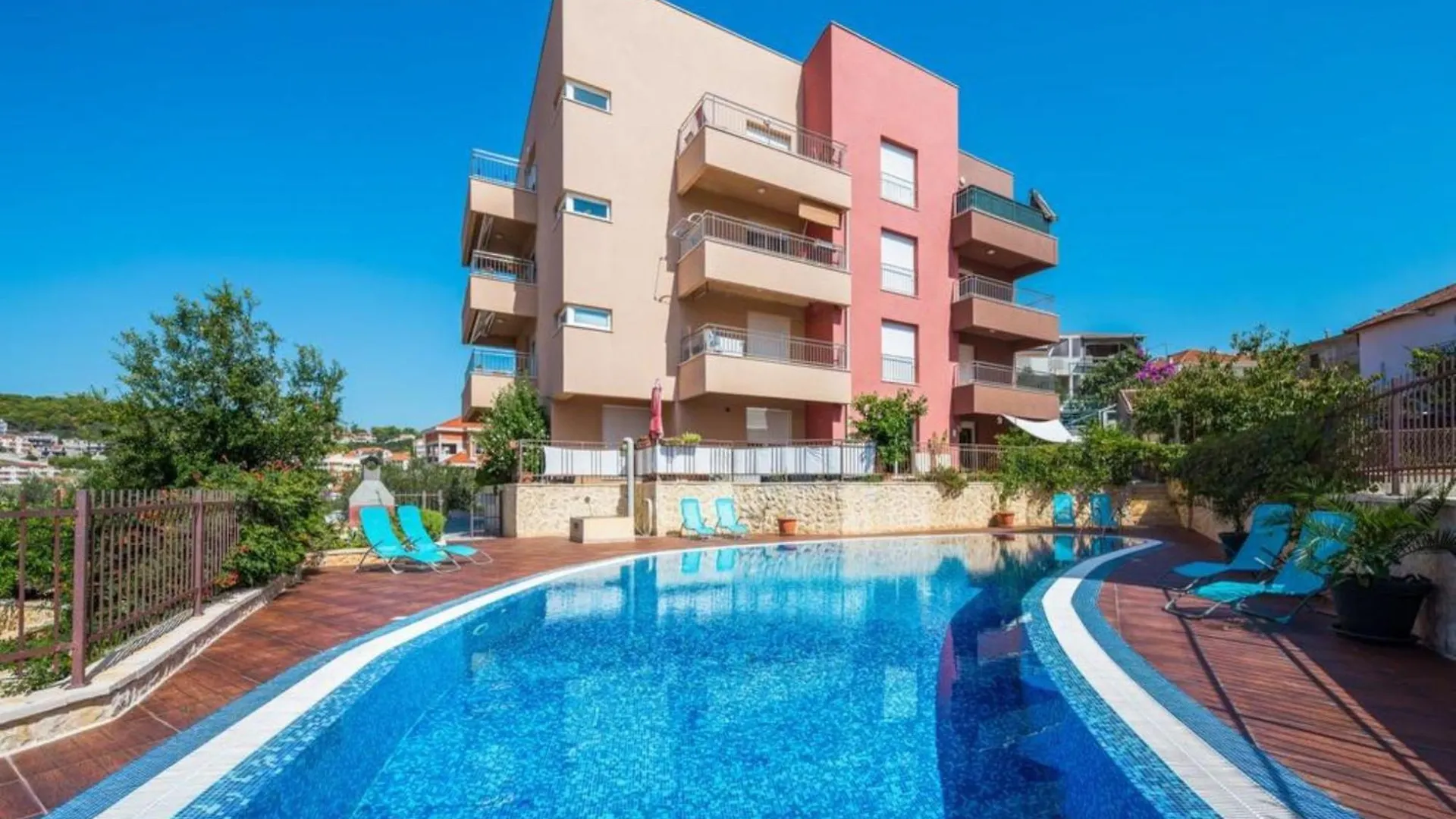 Elegant Hideaway Apartment With Pool Trogir